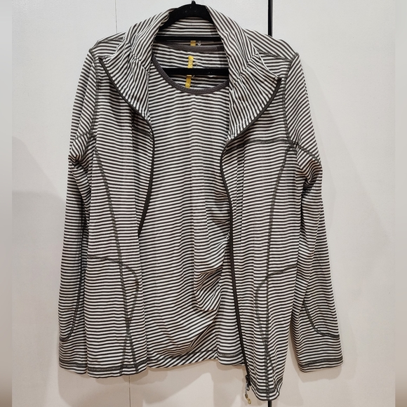 Lolë tshirt and zip up hoodie set - Picture 1 of 5